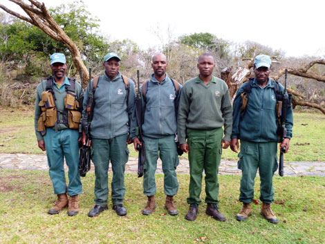 Ranger der Anti-Wilderer-Einheit im Hluhluwe-Imfolozi Nationalpark. (NUR FÜR REPORTAGE!) Ranger der Anti-Wilderer-Einheit im Hluhluwe-Imfolozi Nationalpark. (NUR FÜR REPORTAGE!)