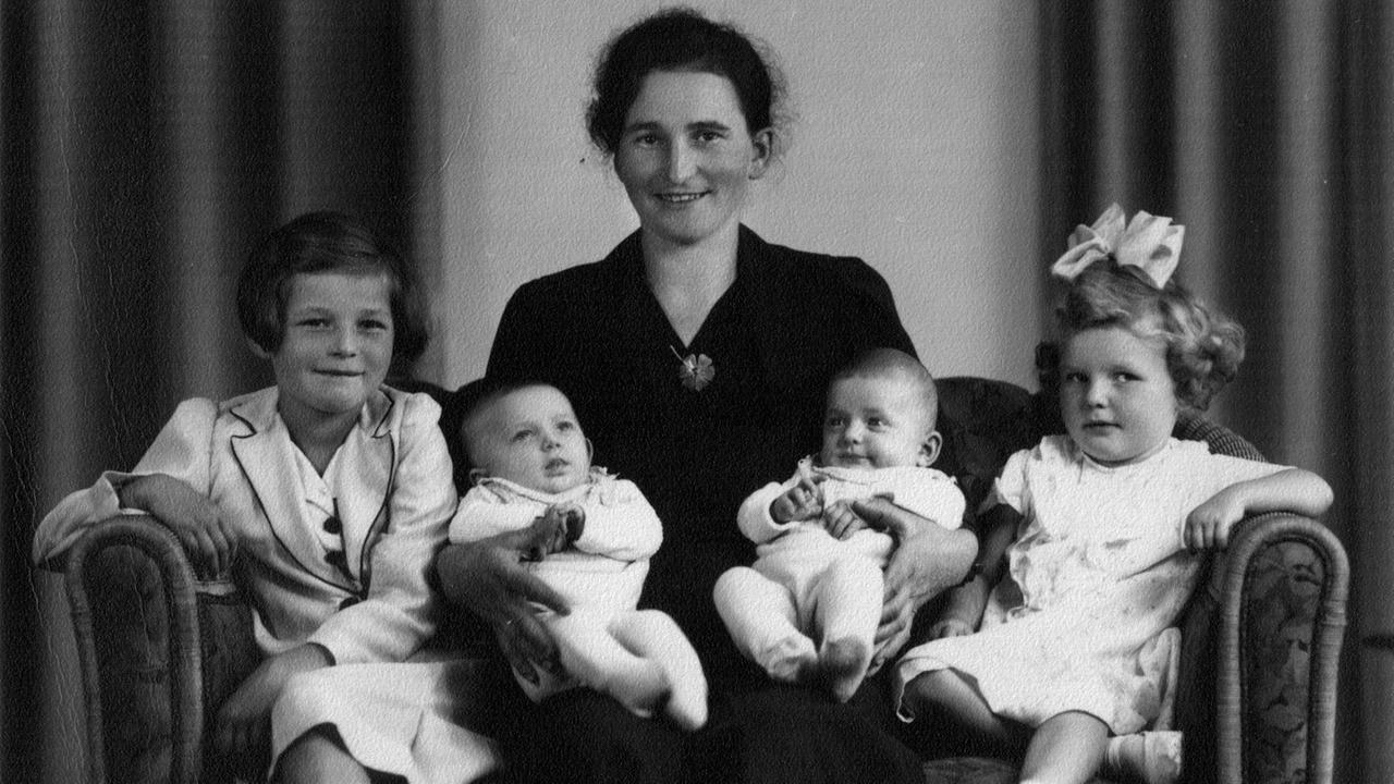Historische Fotografie von Juliana mit ihren vier Töchtern, 1941. Historische Fotografie von Juliana mit ihren vier Töchtern, 1941.