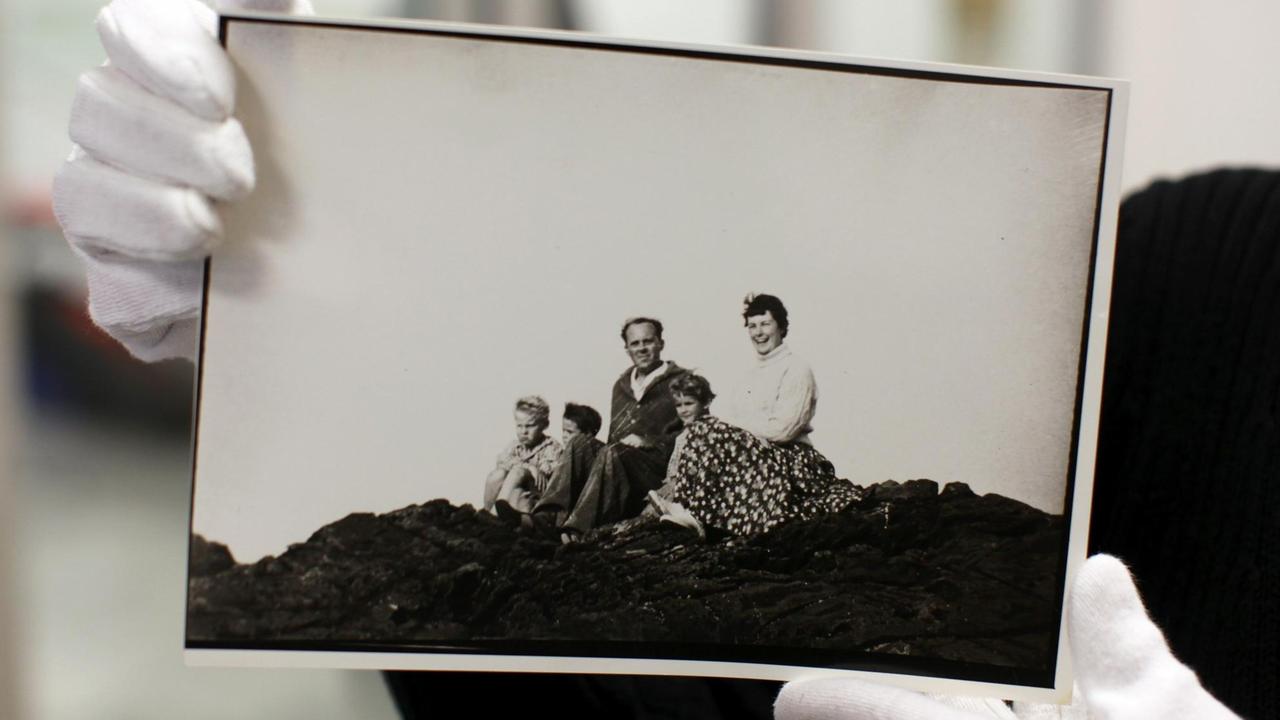 Rene Böll, Sohn von Heinrich Böll (1917-1985), zeigt am Freitag (13.02.2009) im Historischen Archiv der Stadt Köln ein Familienbild aus dem Jahr 1958, aufgenommen in Irland. Rene Böll, Sohn von Heinrich Böll (1917-1985), zeigt am Freitag (13.02.2009) im Historischen Archiv der Stadt Köln ein Familienbild aus dem Jahr 1958, aufgenommen in Irland.
