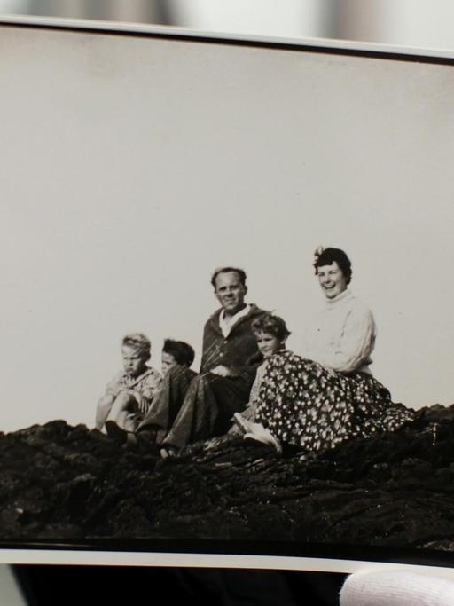Rene Böll, Sohn von Heinrich Böll (1917-1985), zeigt am Freitag (13.02.2009) im Historischen Archiv der Stadt Köln ein Familienbild aus dem Jahr 1958, aufgenommen in Irland.