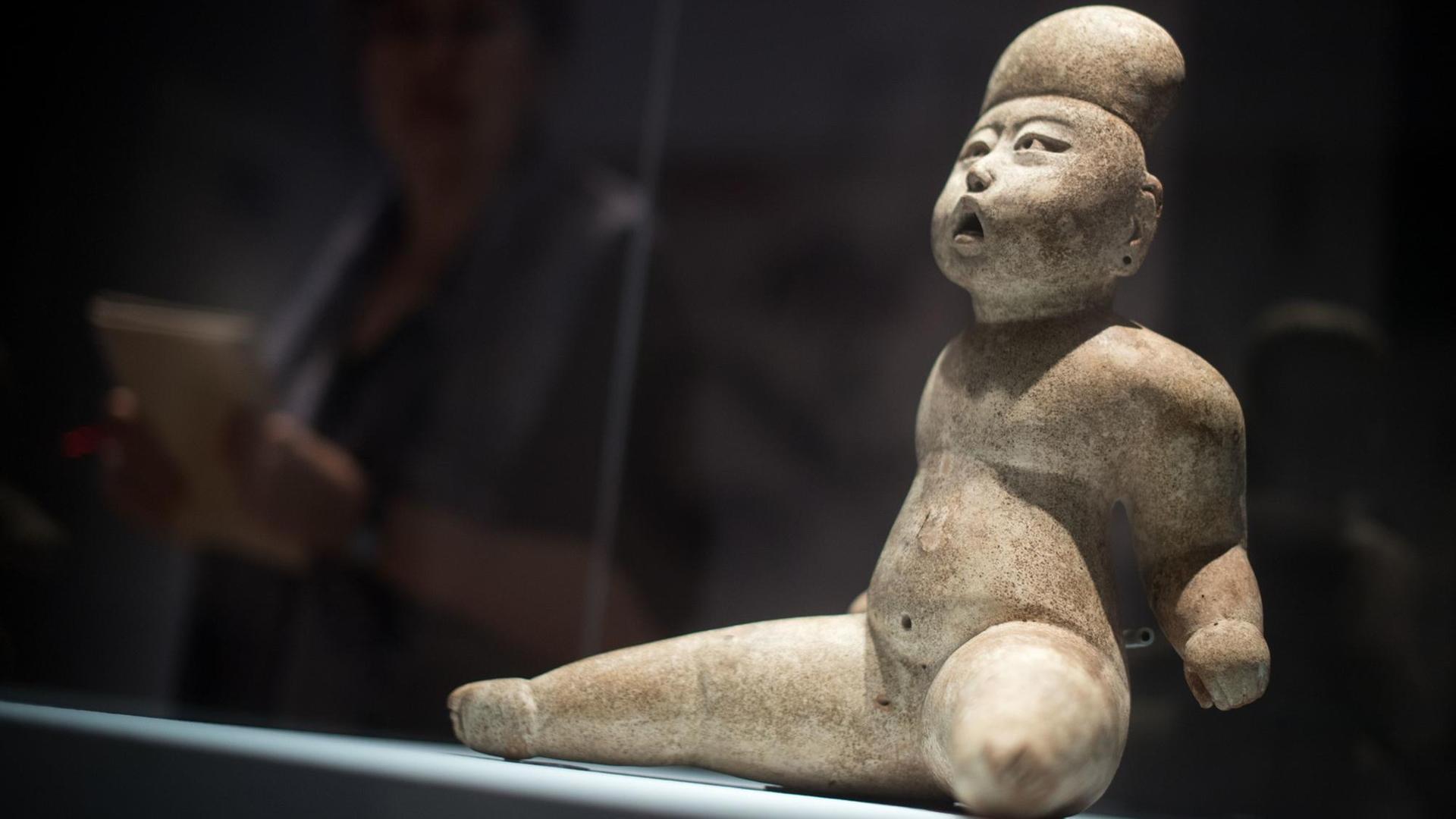 Eine Besucherin betrachtet am in der Ausstellung "Touchdown - Eine Ausstellung mit und über Menschen mit Down Syndrom" in der Kunst- und Ausstellungshalle der Bundesrepublik Deutschland in Bonn (Nordrhein-Westfalen) die "Figur eines Kindes". Eine Besucherin betrachtet am in der Ausstellung "Touchdown - Eine Ausstellung mit und über Menschen mit Down Syndrom" in der Kunst- und Ausstellungshalle der Bundesrepublik Deutschland in Bonn (Nordrhein-Westfalen) die "Figur eines Kindes".