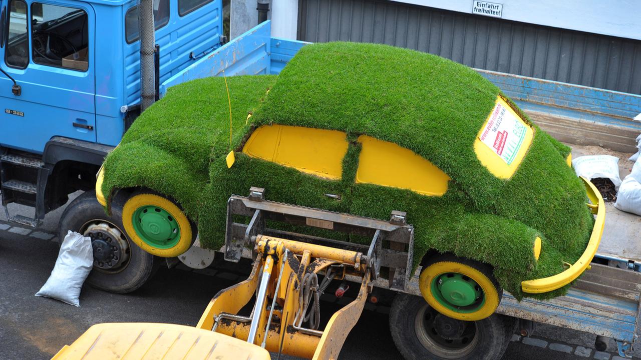 Ein mit Rollrasen überzogener VW Käfer wird für die Gartenmesse in Bamberg abgeladen. Ein mit Rollrasen überzogener VW Käfer wird für die Gartenmesse in Bamberg abgeladen.