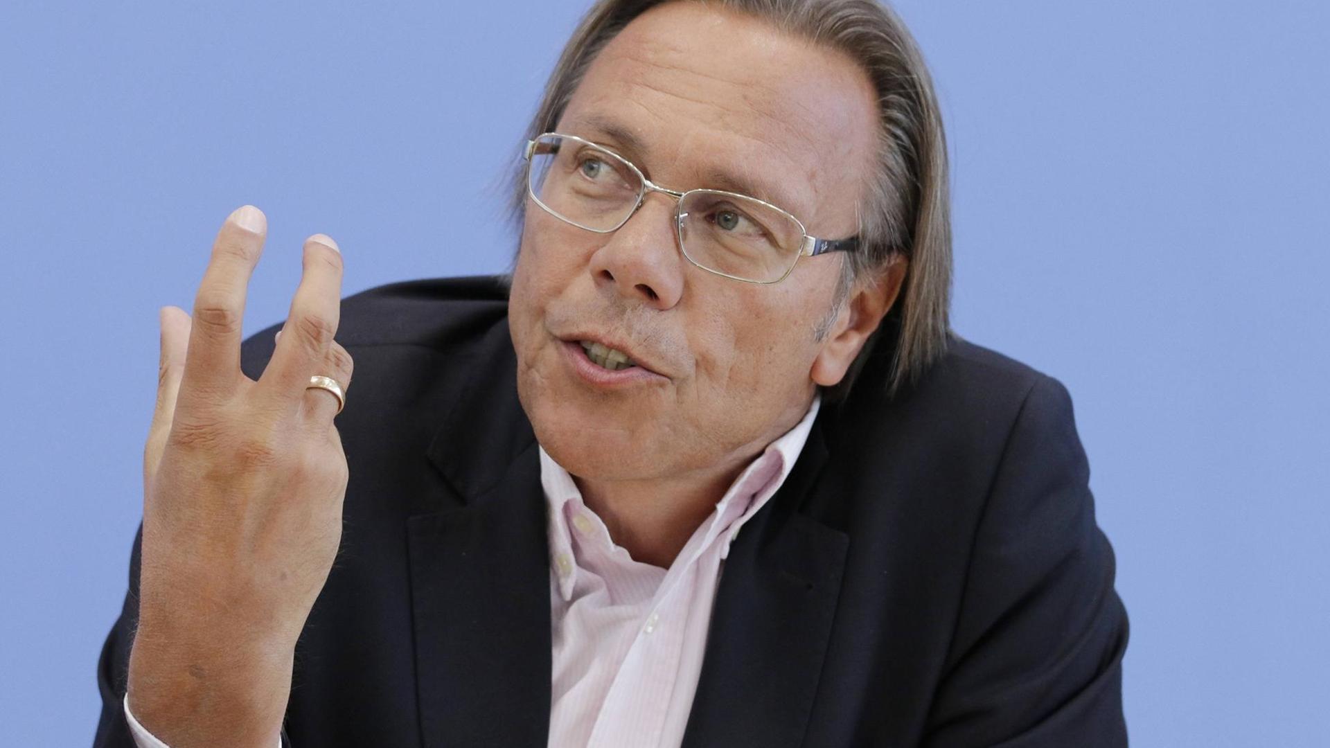 Harald Welzer spricht auf einer Pressekonferenz Harald Welzer spricht auf einer Pressekonferenz
