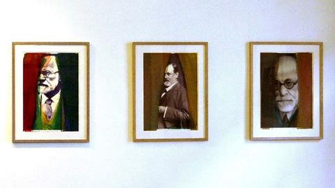 Übermalte Fotoporträts des Denkers im Wiener Sigmund Freud Museum 2006