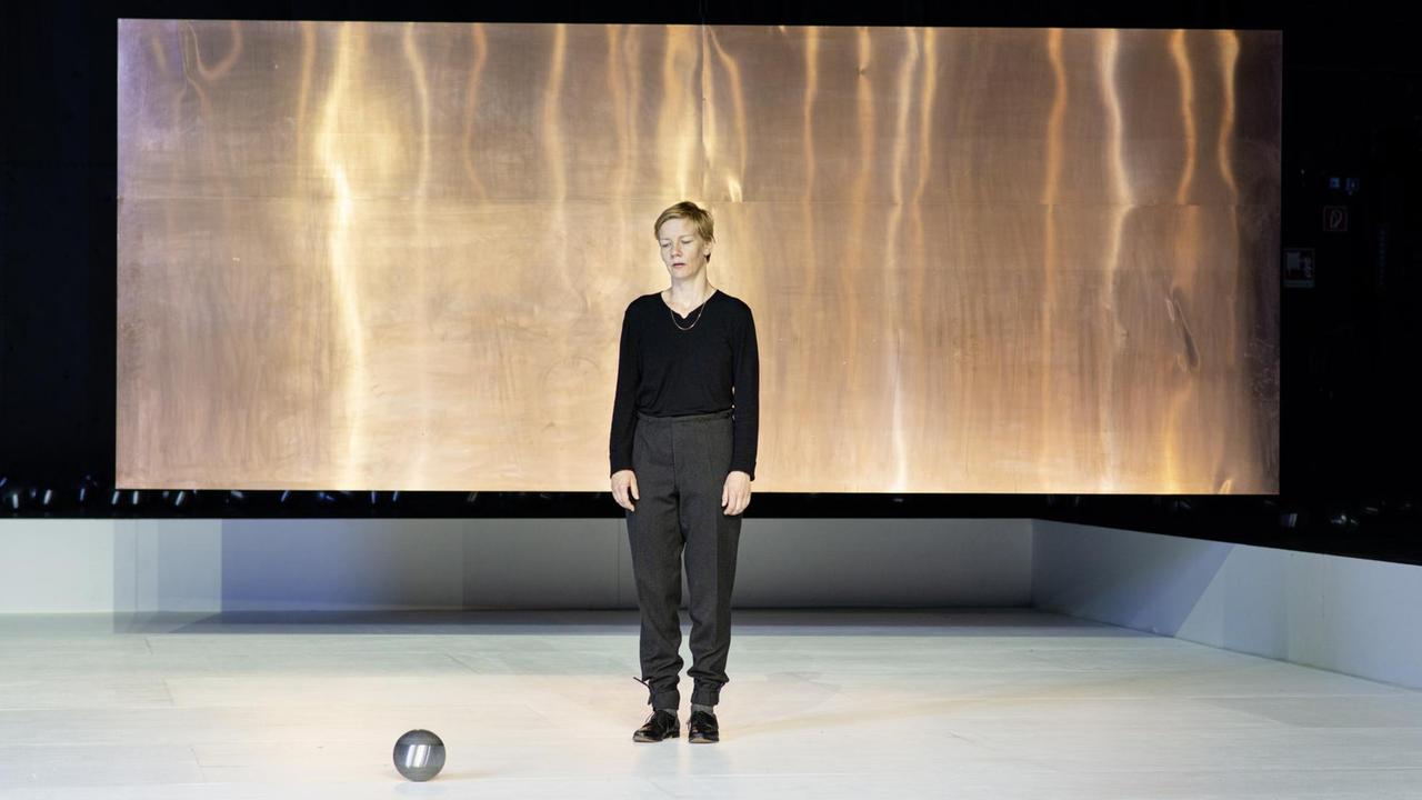 Die Schauspielerin Sandra Hüller als Hamlet am Schauspielhaus Bochum. Die Schauspielerin Sandra Hüller als Hamlet am Schauspielhaus Bochum.