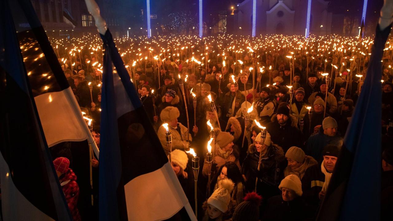Mehrere Tausend Menschen haben in Estland an einem Fackelmarsch teilgenommen. Dazu aufgerufen hatte die Konservative Volkspartei "Ekre".