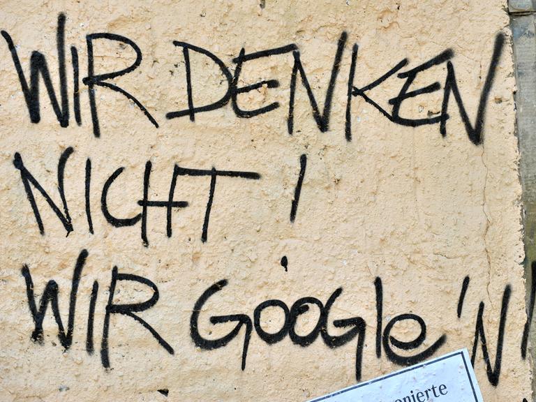 Ein Graffiti auf einer Hauswand in Weimar: "Wir denken nicht! Wir googlen!"