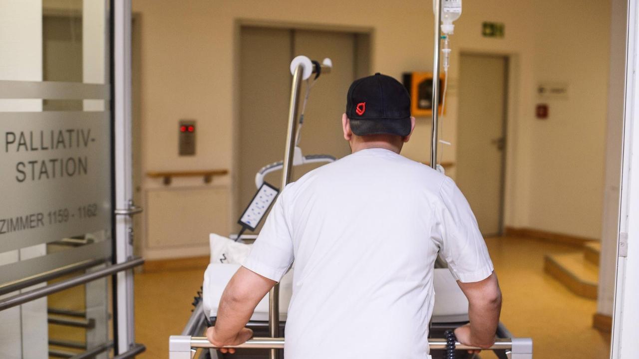 Verlegung eines schwerstkranken Patienten auf eine Palliativstation in einem deutschen Krankenhaus am 22.01.2014. Palliativstationen sind spezialisierte Einrichtungen zur Versorgung schwerstkranker und sterbender Menschen. Palliativstation im Krankenhaus epd
Laying a Patients on a Palliativstation in a German Hospital at 22 01 2014 Palliative care units are specialized Facilities to Supply and Dying People Palliativstation in Hospital epd Verlegung eines schwerstkranken Patienten auf eine Palliativstation in einem deutschen Krankenhaus am 22.01.2014. Palliativstationen sind spezialisierte Einrichtungen zur Versorgung schwerstkranker und sterbender Menschen. Palliativstation im Krankenhaus epd
Laying a Patients on a Palliativstation in a German Hospital at 22 01 2014 Palliative care units are specialized Facilities to Supply and Dying People Palliativstation in Hospital epd