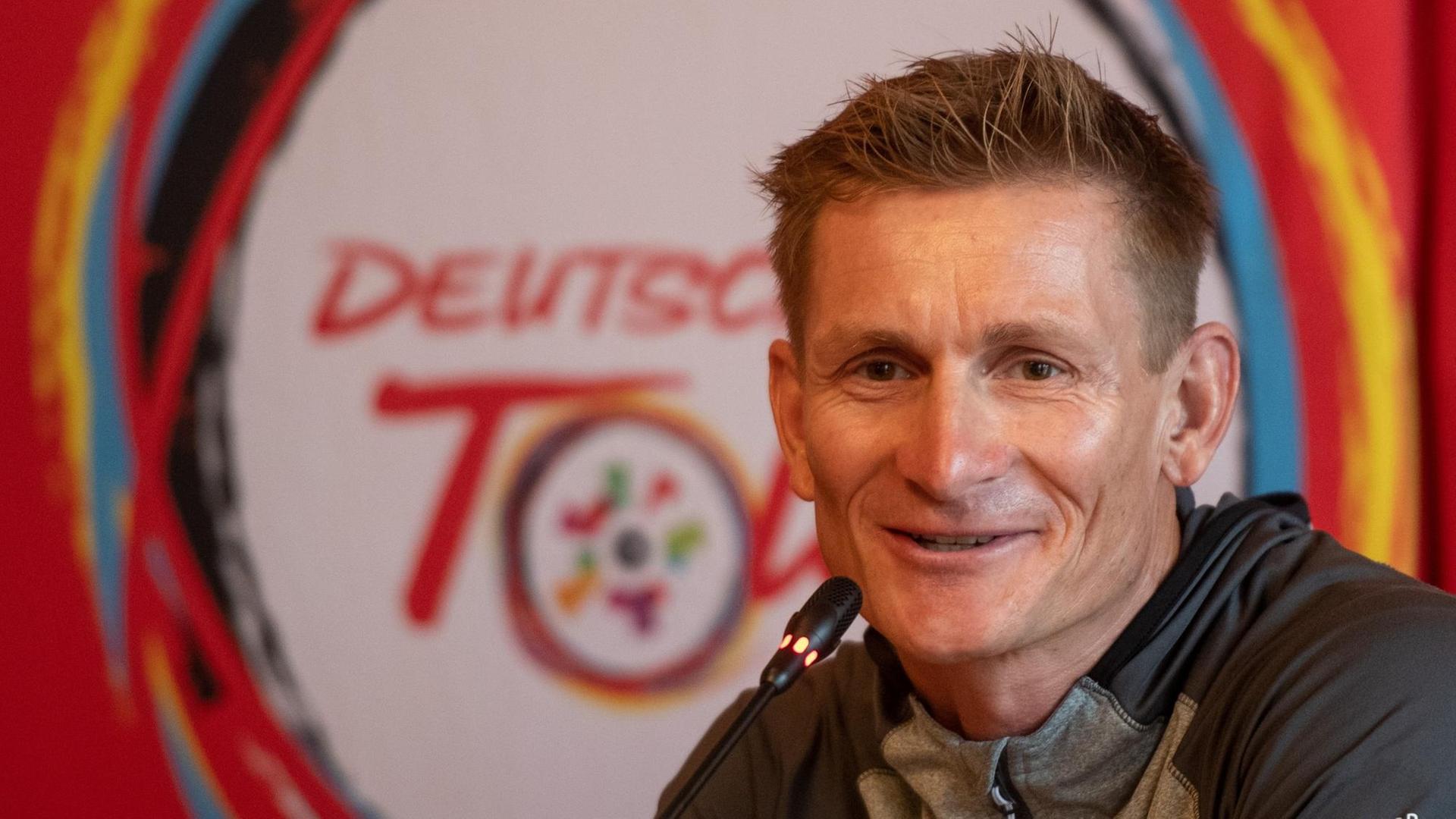 Andre Greipel vom Team Israel Start-Up Nation nimmt vor dem Start der Deutschland-Tour an einer Pressekonferenz teil. Andre Greipel vom Team Israel Start-Up Nation nimmt vor dem Start der Deutschland-Tour an einer Pressekonferenz teil.