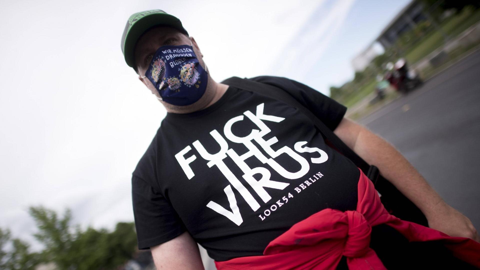 Protestler mit t-shirt "Fuck The Virus Look 54" bei einer Demonstration in Berlin. Protestler mit t-shirt "Fuck The Virus Look 54" bei einer Demonstration in Berlin.