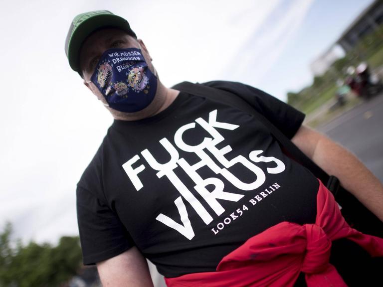 Protestler mit t-shirt "Fuck The Virus Look 54" bei einer Demonstration in Berlin.