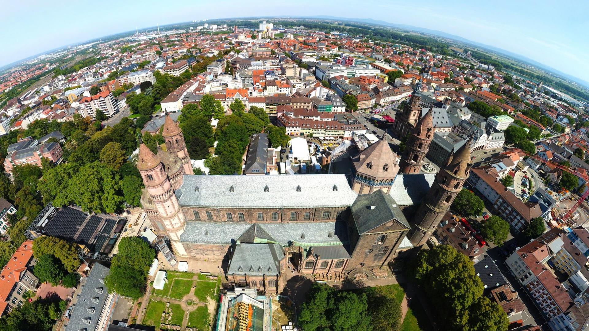 HANDOUT - Der Dom zu Worms, aufgenommen von einer Drohne (undatiert). (zu dpa «3D-Rundgang zeigt Wormser Dom - auch von oben und von unten» vom 19.10.2017) ACHTUNG: Nur zur redaktionellen Verwendung im Zusammenhang mit der aktuellen Berichterstattung und nur bei Nennung: Foto: Torsten Hemke/3dtopevent.info/Torsten Hemke/3dtopevent.info/dpa | HANDOUT - Der Dom zu Worms, aufgenommen von einer Drohne (undatiert). (zu dpa «3D-Rundgang zeigt Wormser Dom - auch von oben und von unten» vom 19.10.2017) ACHTUNG: Nur zur redaktionellen Verwendung im Zusammenhang mit der aktuellen Berichterstattung und nur bei Nennung: Foto: Torsten Hemke/3dtopevent.info/Torsten Hemke/3dtopevent.info/dpa |