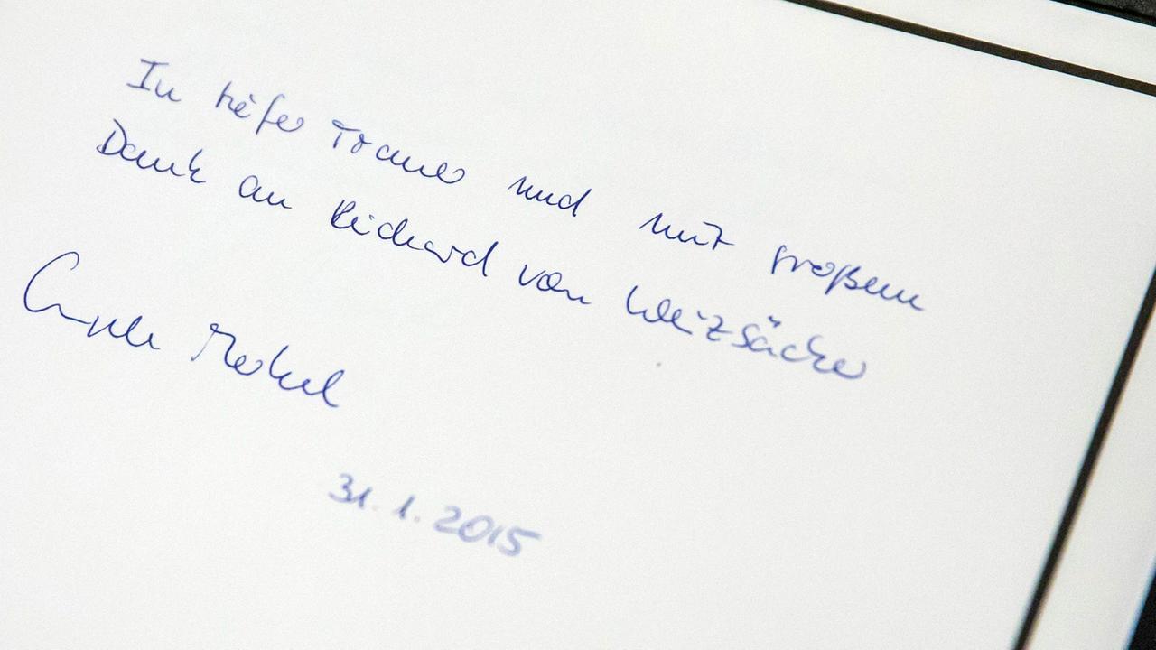Der Eintrag von Bundeskanzlerin Angela Merkel ins Kondolenzbuch von Alt-Bundespräsident Richard von Weizsäcker Der Eintrag von Bundeskanzlerin Angela Merkel ins Kondolenzbuch von Alt-Bundespräsident Richard von Weizsäcker