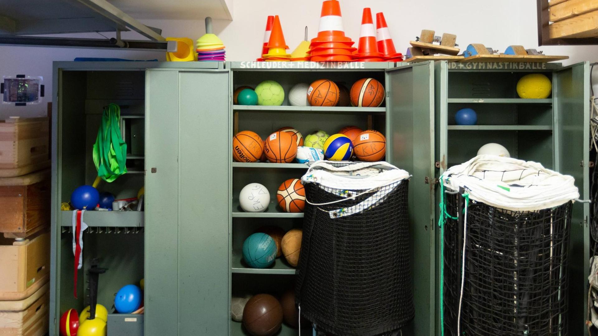 Bälle verschiedener Sportarten in einem Schrank. Bälle verschiedener Sportarten in einem Schrank.