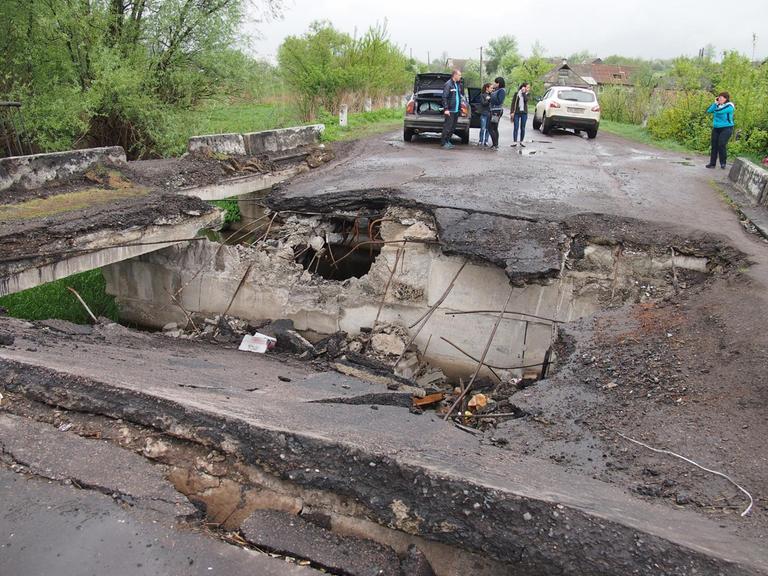 Zerstörte Straße an der ukrainisch-ukrainischen Grenze.