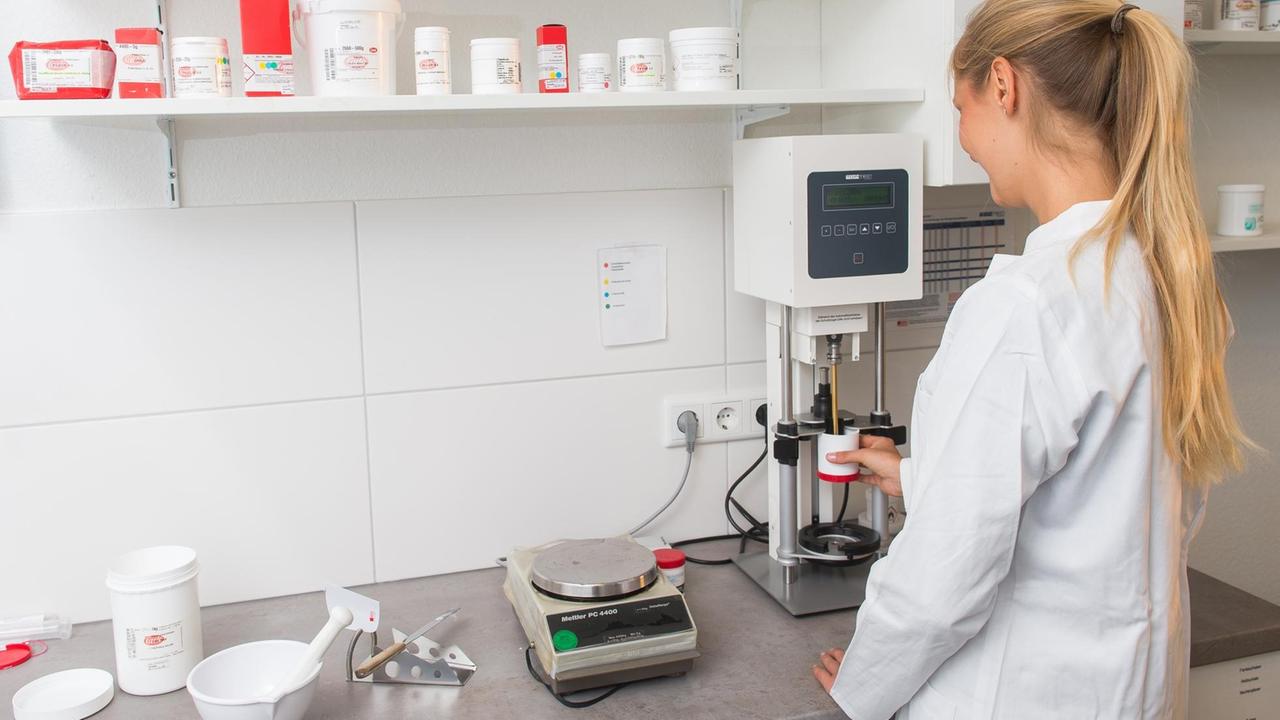 Eine Apothekerin stellt im Labor einer Apotheke in Flensburg Medikamente her. Eine Apothekerin stellt im Labor einer Apotheke in Flensburg Medikamente her.