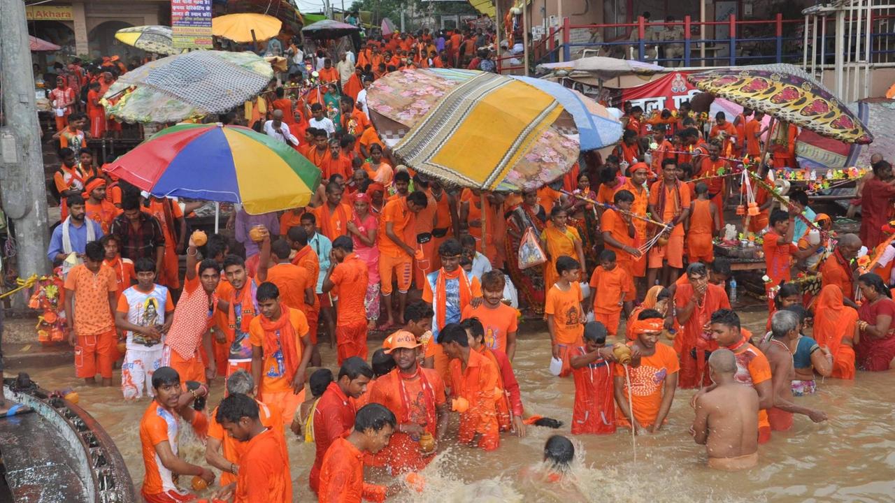 VARANASI, INDIEN - 3. AUGUST: Hinduistische Pilger Kanwariyas nehmen ein Bad im Ganga-Fluss bei Dashashwamedh Ghat während des heiligen Monats von Shravan am 3. August 2018 in Varanasi, Indien. Die Kanvar ist eine jährliche Wallfahrt von Devotees von Shiva, bekannt als Kanvarias. Die Wallfahrt, die am 28. Juli begann, endet am 10. August. (Foto von Rajesh Kumar / Hindustan Times) Jährliche Hindu-Wallfahrt Kanwar Yatra  VARANASI, INDIA - AUGUST 3: Hindu pilgrims Kanwariyas take a dip in the Ganga River at Dashashwamedh Ghat during the holy month of Shravan on August 3, 2018 in Varanasi, India. The Kanvar is an annual pilgrimage of devotees of Shiva, known as Kanvarias. The pilgrimage which began on July 28 will conclude on August 10. (Photo by Rajesh Kumar/Hindustan Times) Annual Hindu Pilgrimage Kanwar Yatra PUBLICATIONxNOTxINxIND
