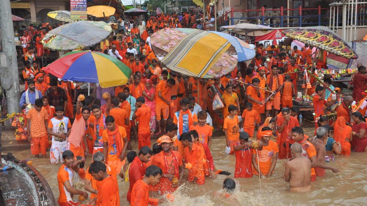 VARANASI, INDIEN - 3. AUGUST: Hinduistische Pilger Kanwariyas nehmen ein Bad im Ganga-Fluss bei Dashashwamedh Ghat während des heiligen Monats von Shravan am 3. August 2018 in Varanasi, Indien. Die Kanvar ist eine jährliche Wallfahrt von Devotees von Shiva, bekannt als Kanvarias. Die Wallfahrt, die am 28. Juli begann, endet am 10. August. (Foto von Rajesh Kumar / Hindustan Times) Jährliche Hindu-Wallfahrt Kanwar Yatra VARANASI, INDIA - AUGUST 3: Hindu pilgrims Kanwariyas take a dip in the Ganga River at Dashashwamedh Ghat during the holy month of Shravan on August 3, 2018 in Varanasi, India. The Kanvar is an annual pilgrimage of devotees of Shiva, known as Kanvarias. The pilgrimage which began on July 28 will conclude on August 10. (Photo by Rajesh Kumar/Hindustan Times) Annual Hindu Pilgrimage Kanwar Yatra PUBLICATIONxNOTxINxIND VARANASI, INDIEN - 3. AUGUST: Hinduistische Pilger Kanwariyas nehmen ein Bad im Ganga-Fluss bei Dashashwamedh Ghat während des heiligen Monats von Shravan am 3. August 2018 in Varanasi, Indien. Die Kanvar ist eine jährliche Wallfahrt von Devotees von Shiva, bekannt als Kanvarias. Die Wallfahrt, die am 28. Juli begann, endet am 10. August. (Foto von Rajesh Kumar / Hindustan Times) Jährliche Hindu-Wallfahrt Kanwar Yatra VARANASI, INDIA - AUGUST 3: Hindu pilgrims Kanwariyas take a dip in the Ganga River at Dashashwamedh Ghat during the holy month of Shravan on August 3, 2018 in Varanasi, India. The Kanvar is an annual pilgrimage of devotees of Shiva, known as Kanvarias. The pilgrimage which began on July 28 will conclude on August 10. (Photo by Rajesh Kumar/Hindustan Times) Annual Hindu Pilgrimage Kanwar Yatra PUBLICATIONxNOTxINxIND