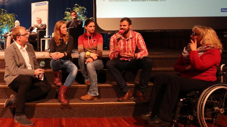(v.l.) Deutschlandfunk-Redakteur Matthias Friebe, Läuferin Fabienne Kohlmann, Boxerin Nadine Apetz, Ruderer Max Planer und Sportschützin Manuela Schmermund (v.l.) Deutschlandfunk-Redakteur Matthias Friebe, Läuferin Fabienne Kohlmann, Boxerin Nadine Apetz, Ruderer Max Planer und Sportschützin Manuela Schmermund