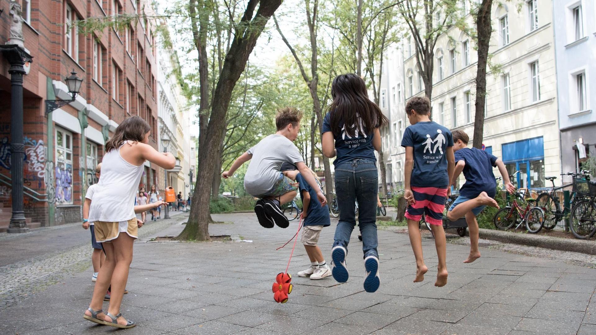 Kinder spielen auf Berlins erster temporären Spielstraße, in der Kreuzberger Böckhstraße, zwischen Graefe- und Grimmstraße. Kinder spielen auf Berlins erster temporären Spielstraße, in der Kreuzberger Böckhstraße, zwischen Graefe- und Grimmstraße.