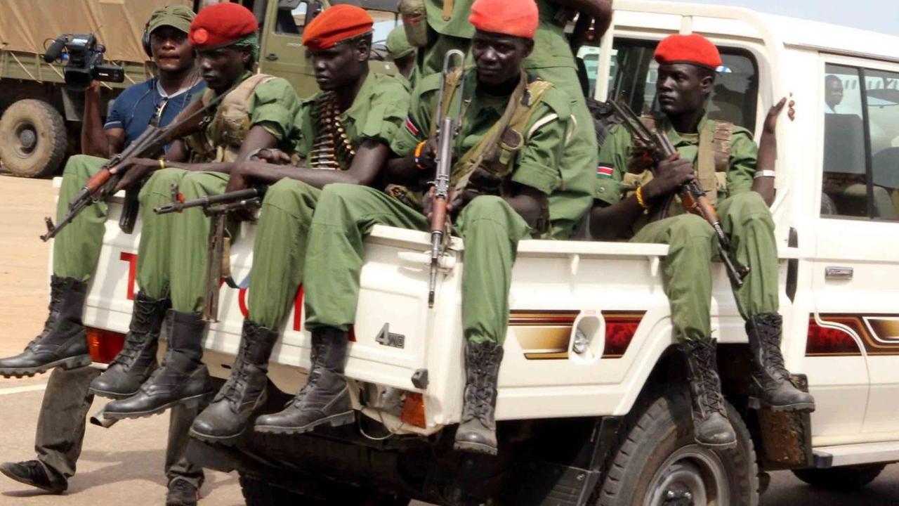 Bewaffnete Oppositionelle sitzen in Juba auf der Ladefläche eines Lieferwagens.