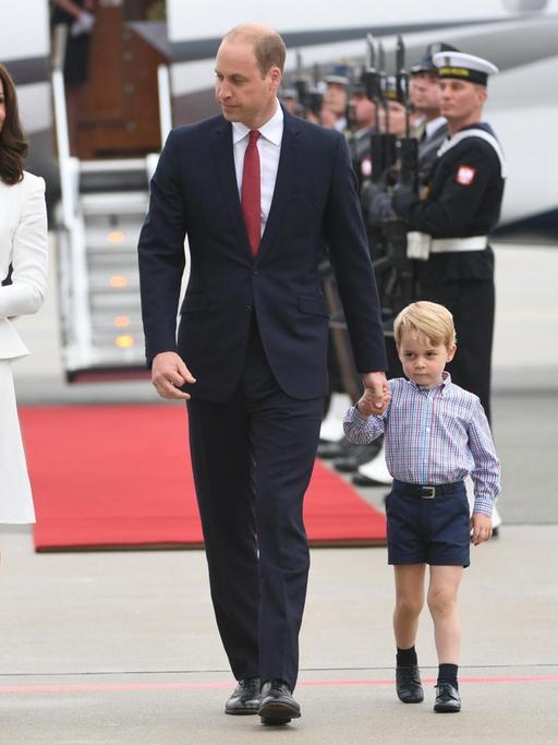 Prinz William und Herzogin Kate mit ihren Kindern George und Charlotte bei ihrer Ankunft in Polen.