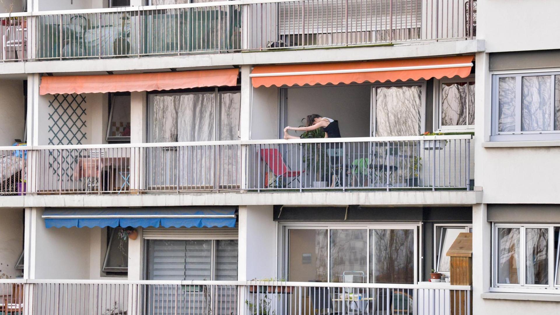 Eine Frau treibt auf ihrem Balkon Sport, weil Sport ausserhalb der eigenen vier Wände durch Corona schwierig geworden ist. Eine Frau treibt auf ihrem Balkon Sport, weil Sport ausserhalb der eigenen vier Wände durch Corona schwierig geworden ist.