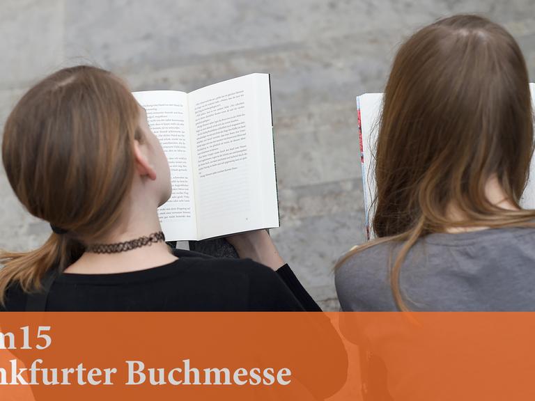 Jugendliche finden auf der Frankfurter Buchmesse genügend Lesestoff.
