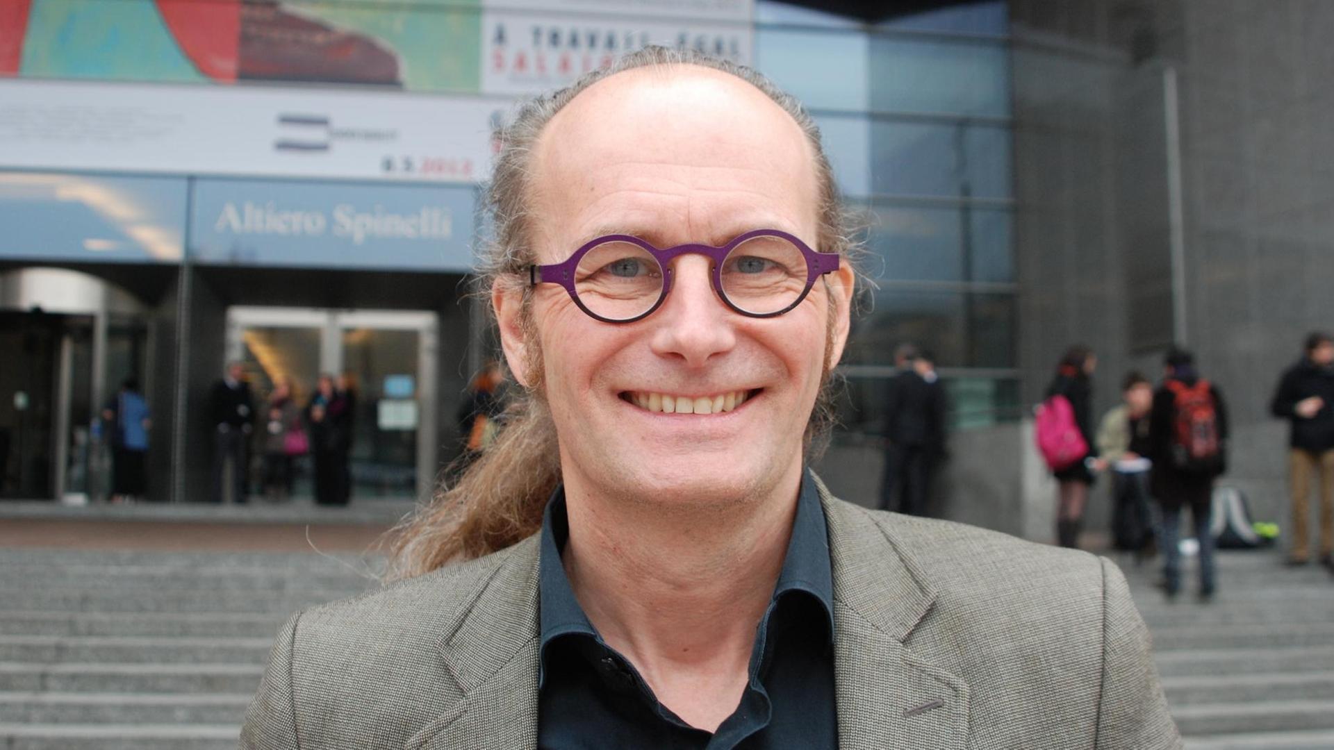 Der Europaparlamentarier Claude Turmes (Grüne) steht am 28. Februar 2012 vor einem Eingang zum Europäischen Parlament in Brüssel. Der Europaparlamentarier Claude Turmes (Grüne) steht am 28. Februar 2012 vor einem Eingang zum Europäischen Parlament in Brüssel.