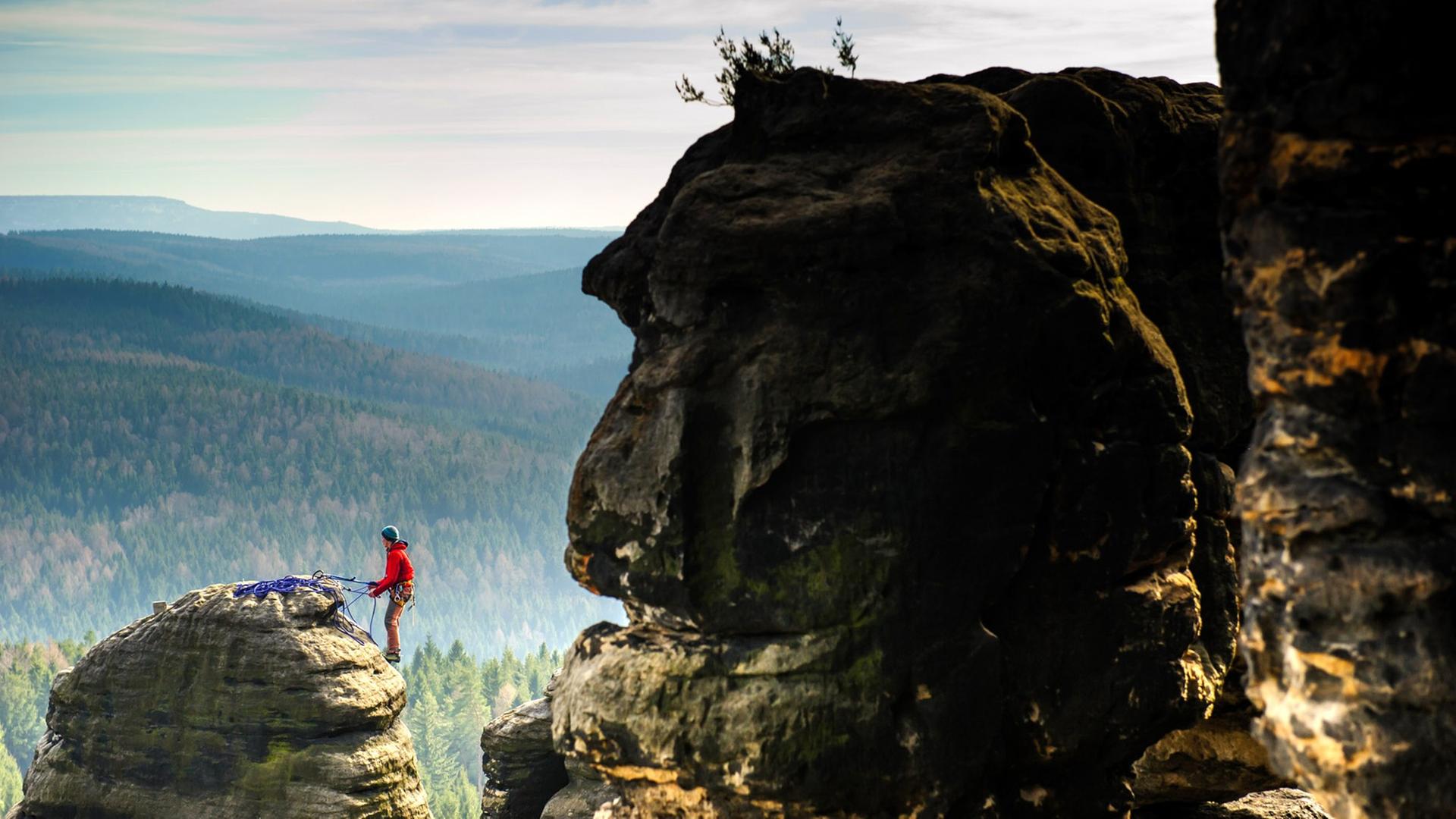 Ein Kletterer erklimmt am 08.03.2015 in der Nähe von Königstein (Sachsen) in der Nationalparkregion Sächsische Schweiz einen der Gipfel des Pfaffensteins. Ein Kletterer erklimmt am 08.03.2015 in der Nähe von Königstein (Sachsen) in der Nationalparkregion Sächsische Schweiz einen der Gipfel des Pfaffensteins.
