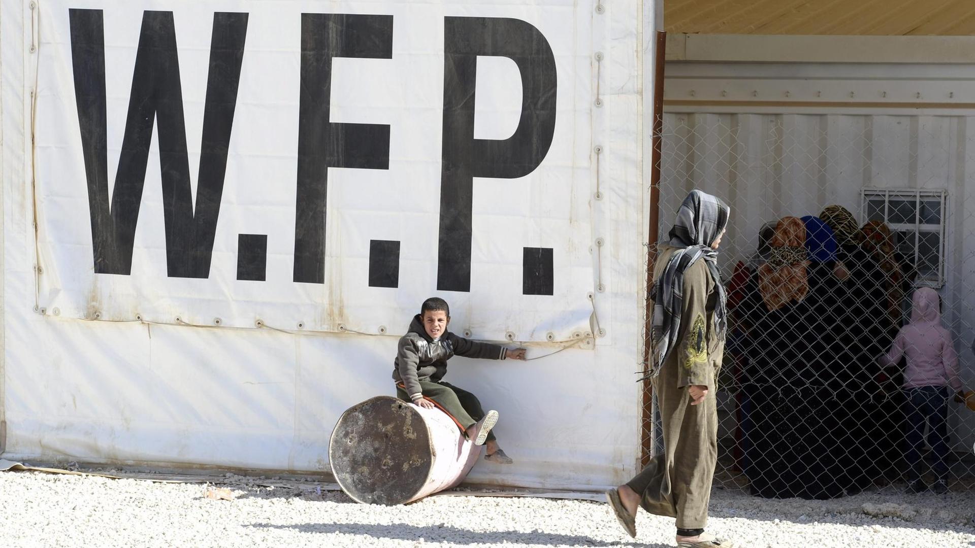 Ein Logo des Welternährungsprogramms der UNO im Flüchtlingscamp Zaatari in Jordanien.