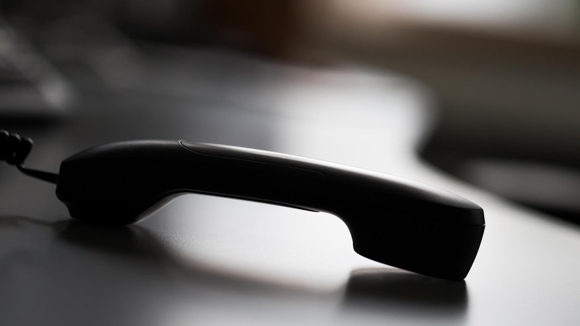 Ein abgelegter Telefonhörer Ein abgelegter Telefonhörer