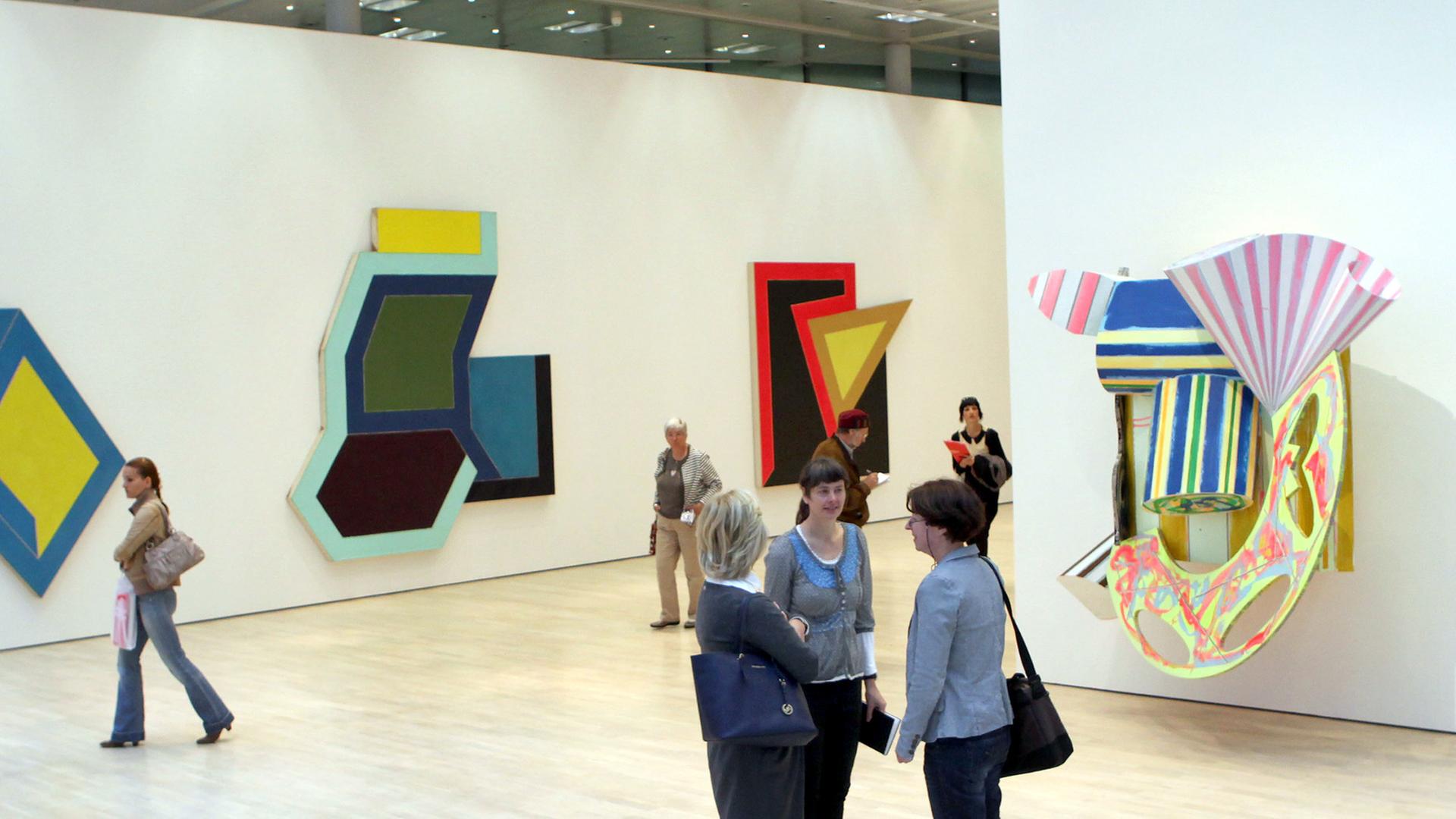 Blick in die Frank-Stella-Retrospektive, die von September 2012 bis Januar 2013 im Kunstmuseum Wolfsburg zu sehen war. Blick in die Frank-Stella-Retrospektive, die von September 2012 bis Januar 2013 im Kunstmuseum Wolfsburg zu sehen war.