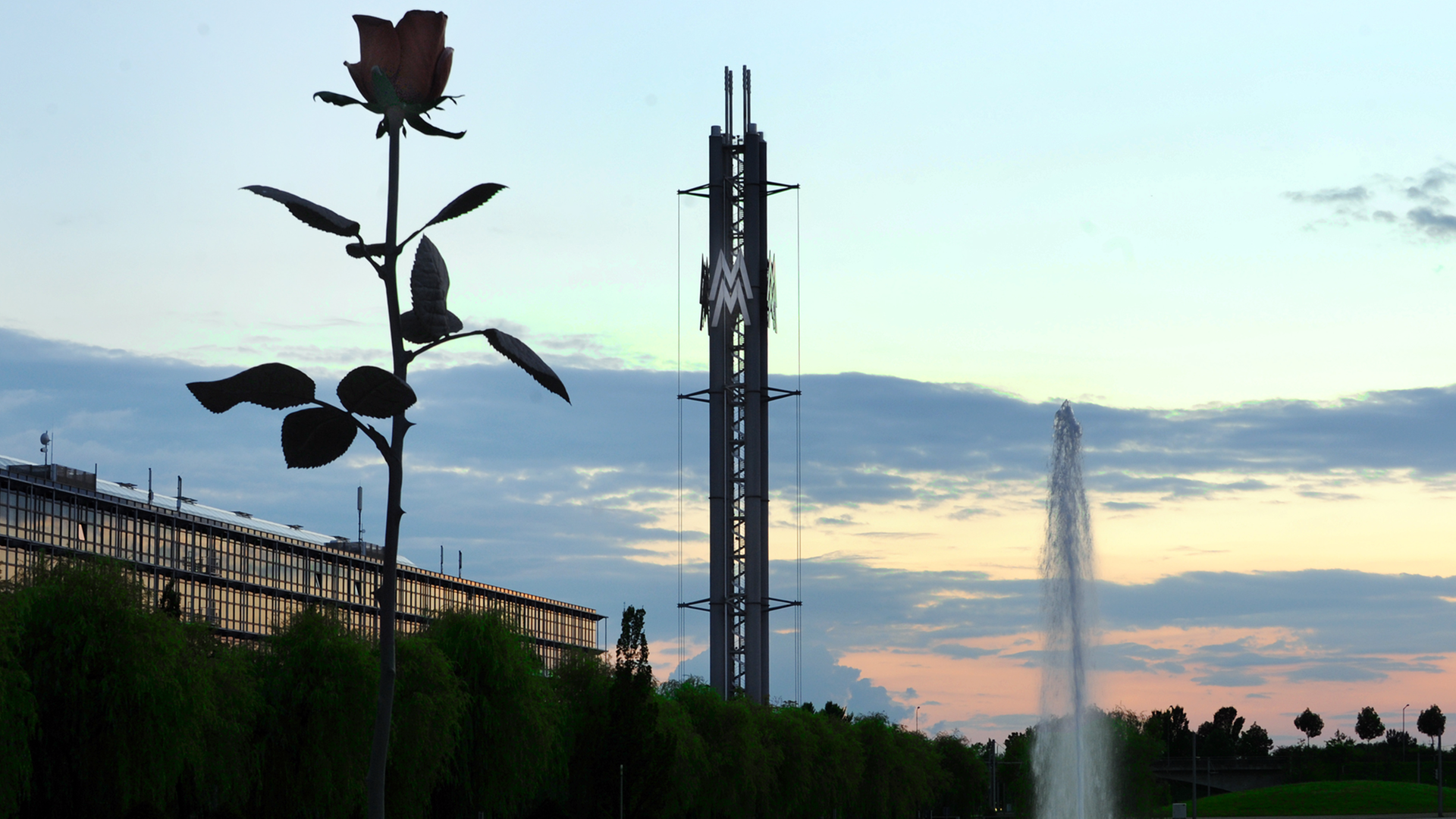 Das Foto zeigt einen Blick auf das Gelände der Leipziger Messe mit der acht Meter hohen Edelstahlrose der Berliner Künstlerin Isa Genzken (l) und dem Messeturm, aufgenommen am 4.09.2010 Das Foto zeigt einen Blick auf das Gelände der Leipziger Messe mit der acht Meter hohen Edelstahlrose der Berliner Künstlerin Isa Genzken (l) und dem Messeturm, aufgenommen am 4.09.2010