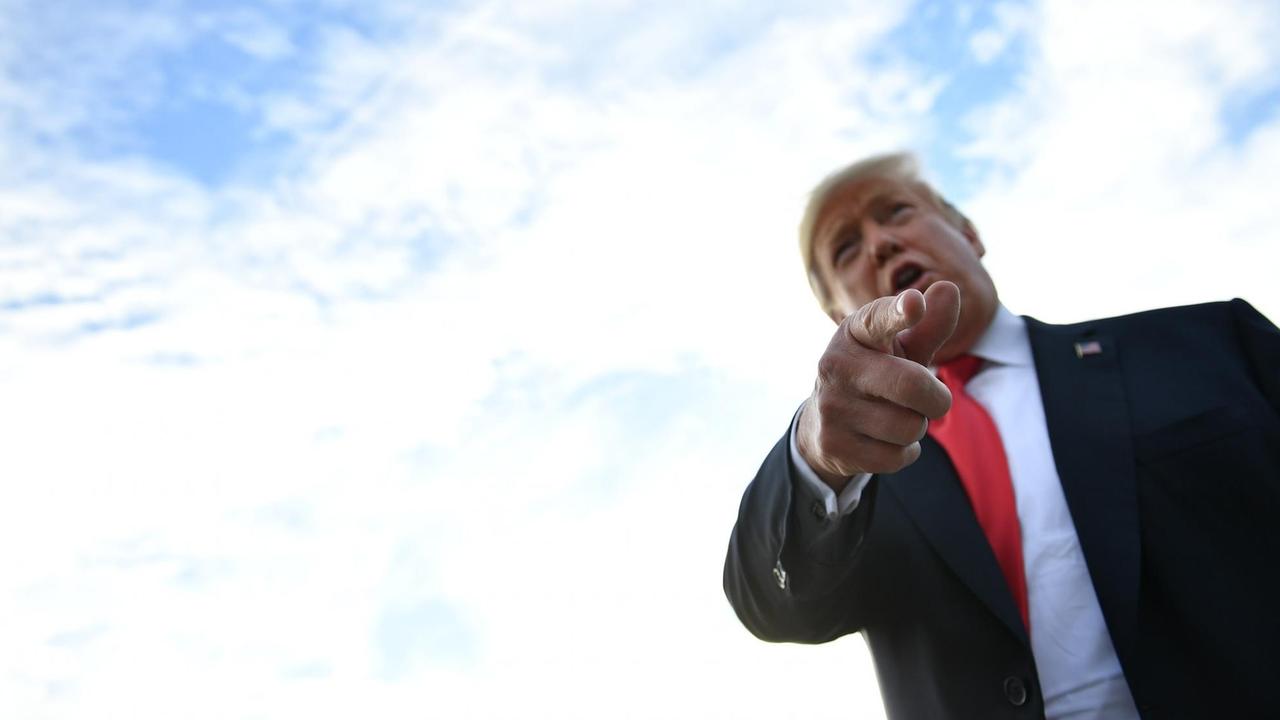 US-Präsident Donald Trump spricht zu Journalisten bei seiner Ankunft in Erie/Pennsylvania US-Präsident Donald Trump spricht zu Journalisten bei seiner Ankunft in Erie/Pennsylvania