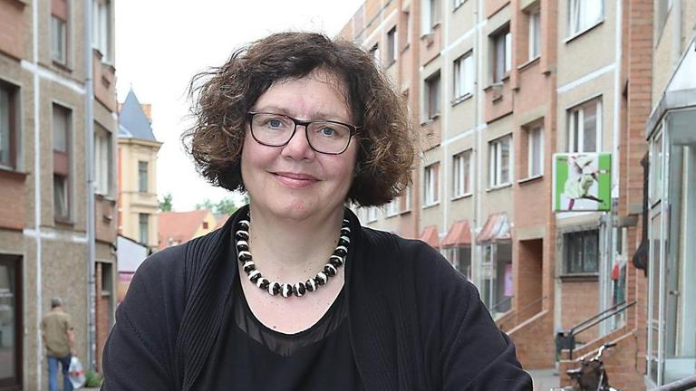 Die Landeskonservatorin von Sachsen-Anhalt, Ulrike Wendland, steht vor denkmalgeschützten Plattenbauten in Halle/Saale Die Landeskonservatorin von Sachsen-Anhalt, Ulrike Wendland, steht vor denkmalgeschützten Plattenbauten in Halle/Saale
