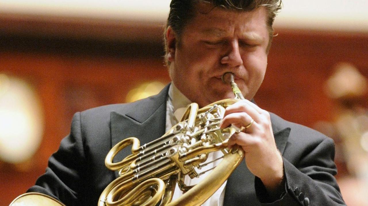 Der Musiker spielt bei einem Konzert in festlicher Garderobe sein Instrument. Der Musiker spielt bei einem Konzert in festlicher Garderobe sein Instrument.