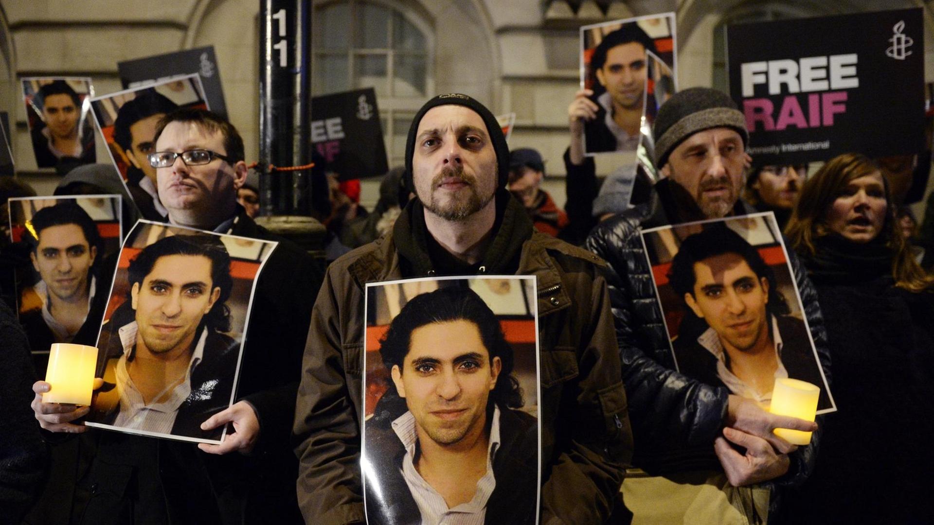 Demonstranten vor der saudischen Botschaft in London forderten Anfang des Jahres die Freilassung von Raif Badawi.