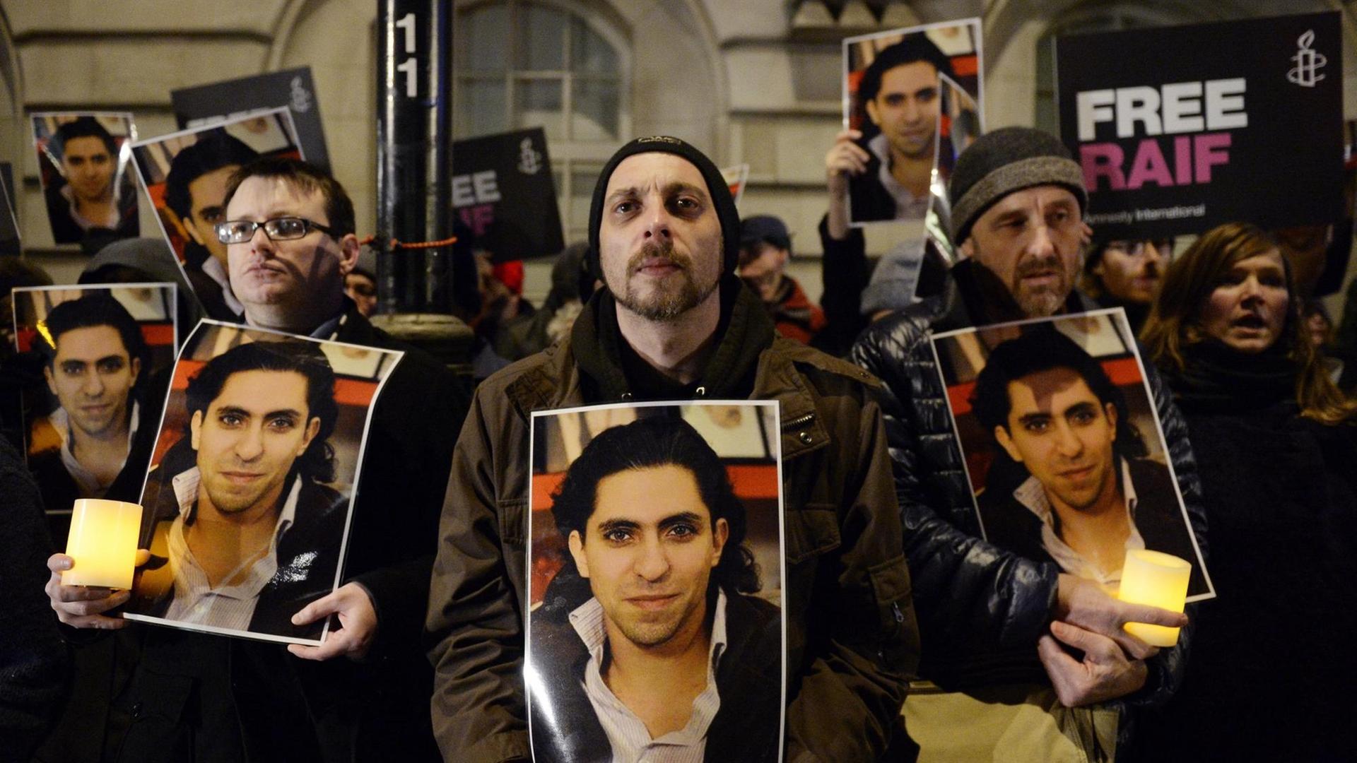 Demonstranten vor der saudischen Botschaft in London forderten Anfang des Jahres die Freilassung von Raif Badawi. Demonstranten vor der saudischen Botschaft in London forderten Anfang des Jahres die Freilassung von Raif Badawi.