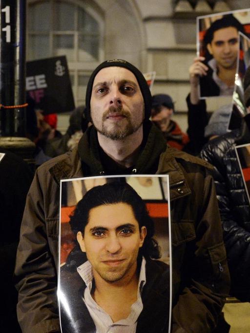 Demonstranten vor der saudischen Botschaft in London fordern die Freilassung von Raif Badawi.