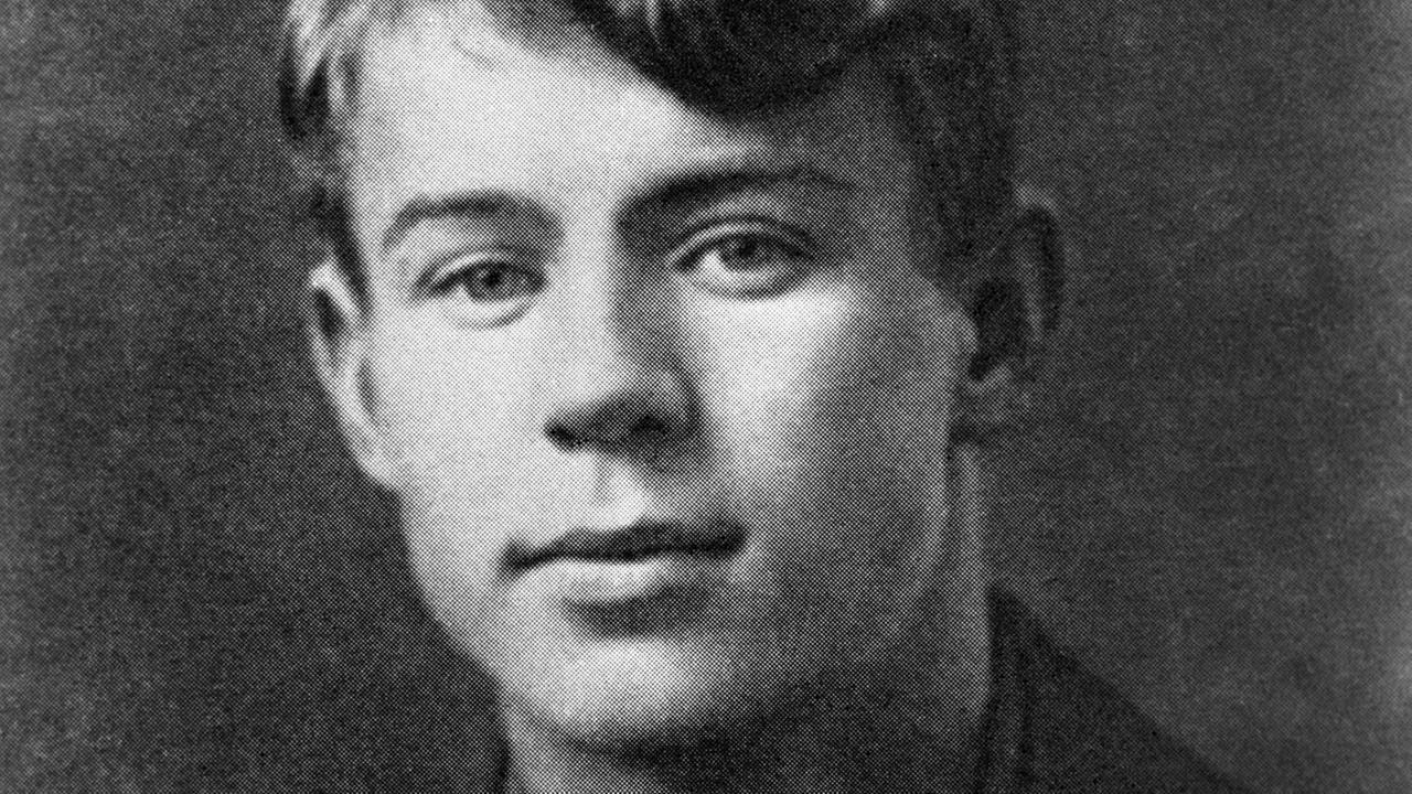 schwarz-weiß Portätaufnahme von Sergei Alexandrowitsch Jessenin der russische Lyriker, der zu den besten und zugleich volkstümlichsten Dichtern Russlands gezählt wird. starb durch Suizid im Alter von 30 Jahren.