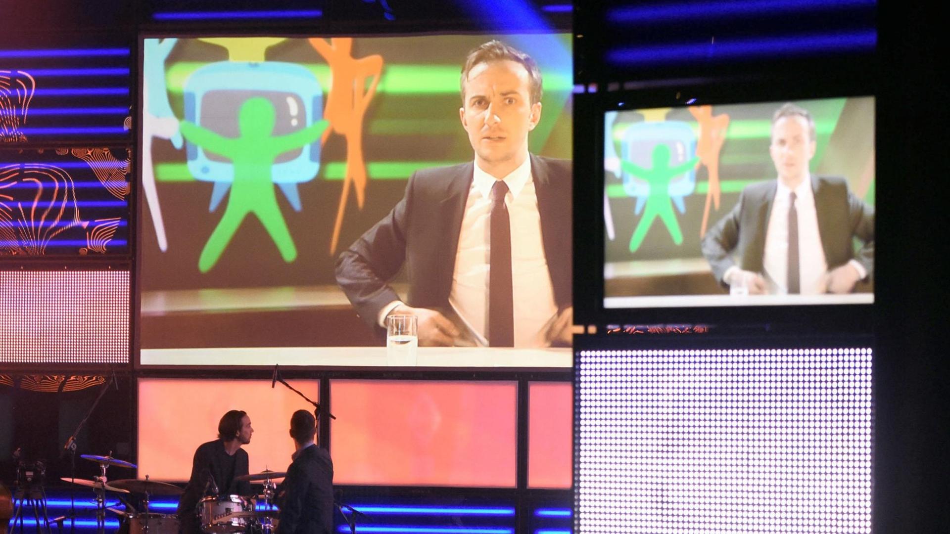 Der Träger des Ehrenpreises, Jan Böhmermann, ist am 08.04.2016 in Marl (Nordrhein-Westfalen) bei der Verleihung der Grimmepreise nur auf einem Bildschirm in einem Ausschnitt aus seiner Sendung "Neo Magazin Royale" zu sehen.