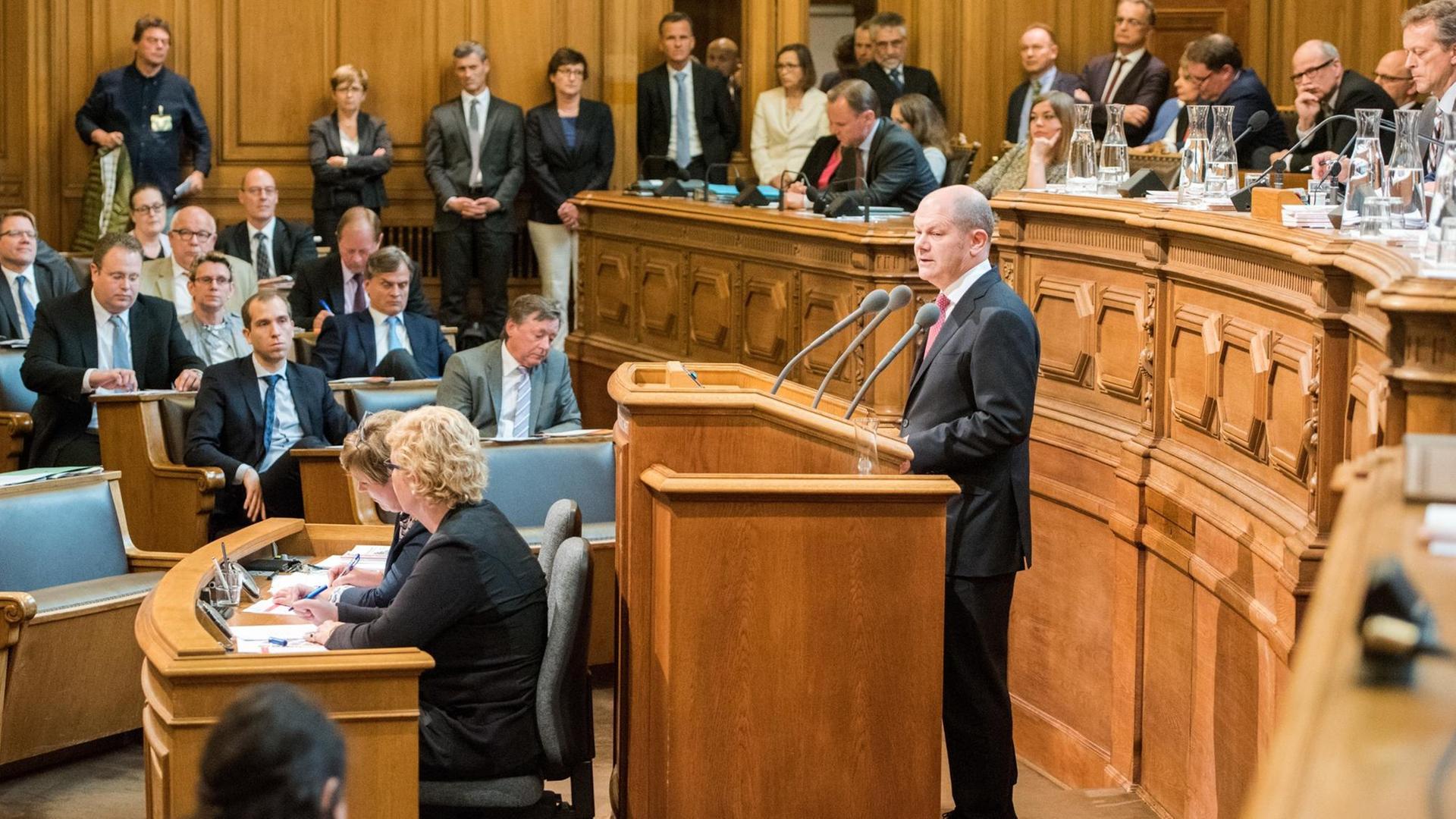 Hamburgs Erster Bürgermeister Olaf Scholz (SPD) hält am 12.07.2017 vor der Bürgerschaft der Hansestadt eine Regierungserklärung zum G20-Gipfel. Hamburgs Erster Bürgermeister Olaf Scholz (SPD) hält am 12.07.2017 vor der Bürgerschaft der Hansestadt eine Regierungserklärung zum G20-Gipfel.