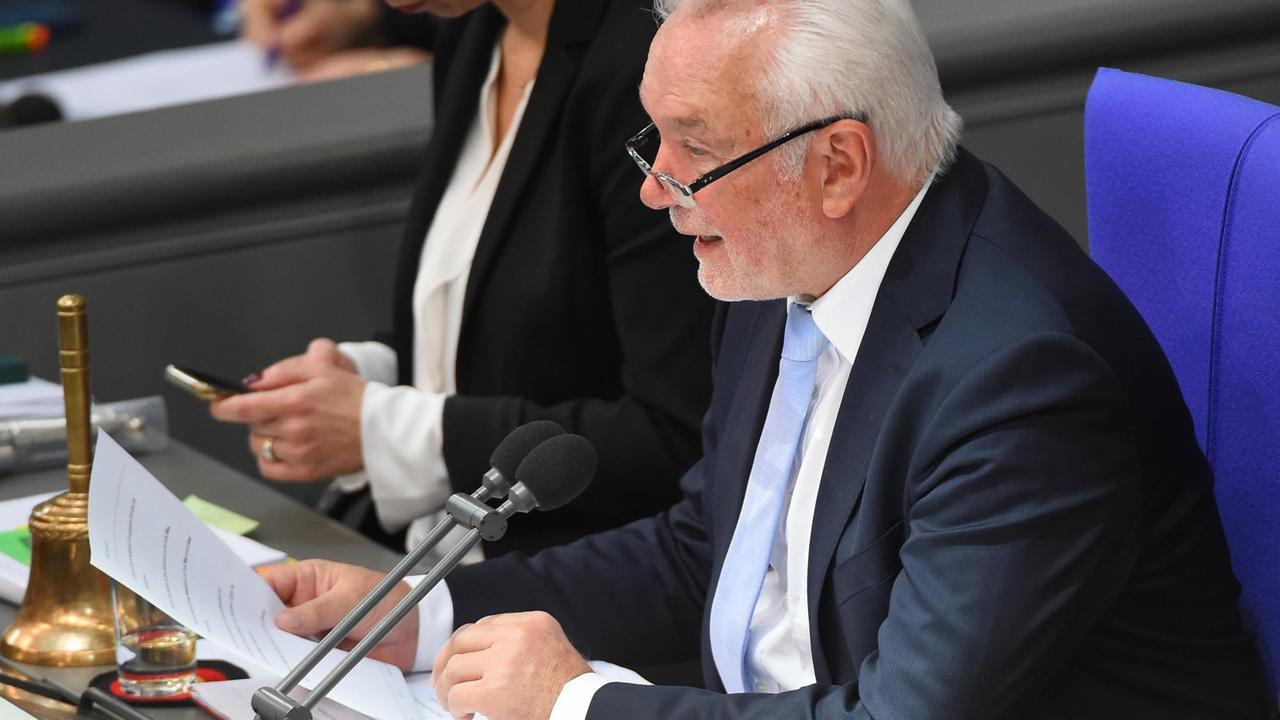 Wolfgang Kubicki leitet im Bundestag  die Abstimmung über einen neuen Vizepräsidenten.