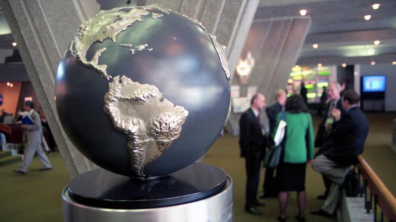 Eine Weltkugel steht im Foyer der Weltklimakonferenz (COP3) 1997 in Kyoto, Japan. Eine Weltkugel steht im Foyer der Weltklimakonferenz (COP3) 1997 in Kyoto, Japan.