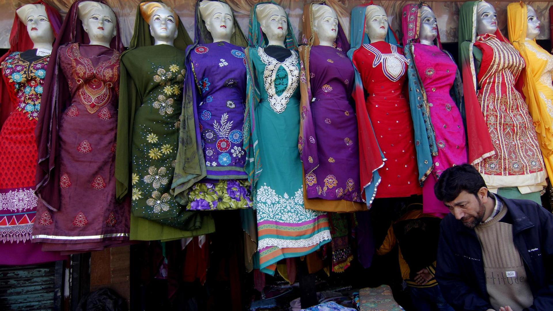 Ein Stand mit Mode für muslimische Frauen Ein Stand mit Mode für muslimische Frauen