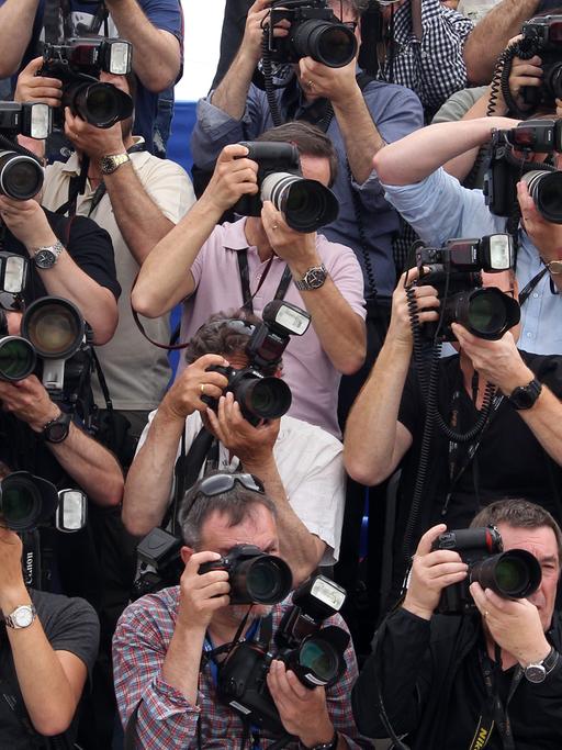 Blick auf Fotografen mit ihren Kameras im Anschlag bei einem Photocall bei dem 68. Filmfestival in Cannes, am 13.5.2015