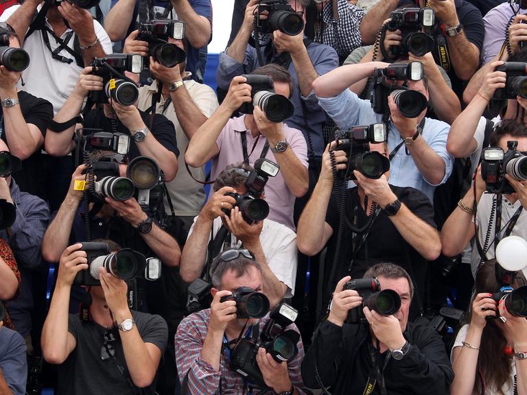 Blick auf Fotografen mit ihren Kameras im Anschlag bei einem Photocall bei dem 68. Filmfestival in Cannes, am 13.5.2015