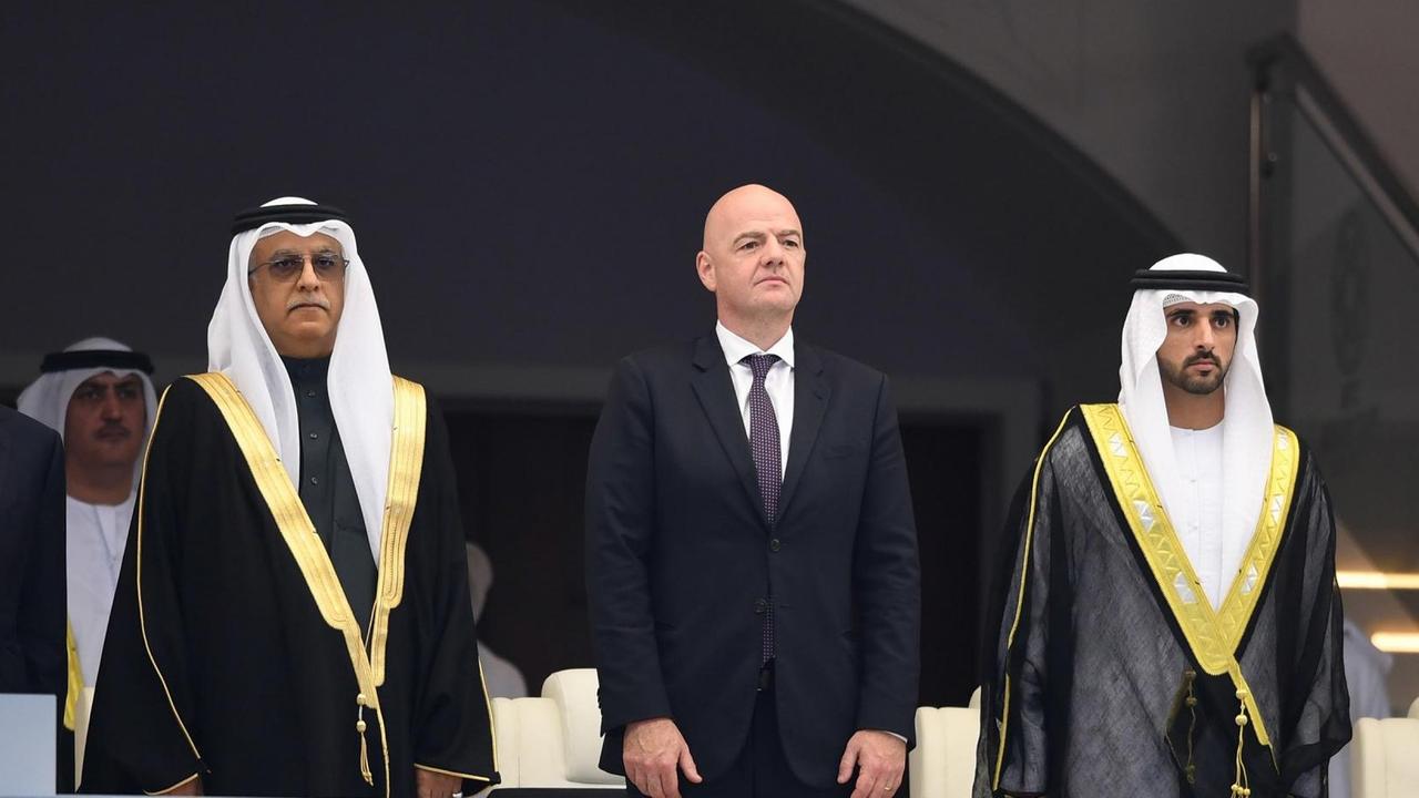 Fifa-Präsident Gianni Infantino (Mitte), Scheich Hamdan bin Mohammed bin Rashid Al Maktoum, Kronprinz von Dubai (rechts) und Vertreter der Vereinigten Arabischen Emirate nehmen an der Eröffnungszeremonie des AFC Asian Cup 2019 in Abu Dhabi teil Fifa-Präsident Gianni Infantino (Mitte), Scheich Hamdan bin Mohammed bin Rashid Al Maktoum, Kronprinz von Dubai (rechts) und Vertreter der Vereinigten Arabischen Emirate nehmen an der Eröffnungszeremonie des AFC Asian Cup 2019 in Abu Dhabi teil