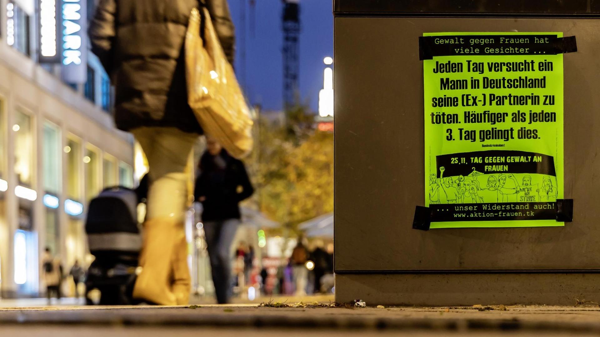 Internationaler Tag gegen Gewalt an Frauen am 25. November. Plakat in der Fußgängerzone Königstraße in Stuttgart weist darauf hin, dass an jedem dritten Tag in Deutschland eine Frau von ihrem (Ex-)Partner getötet wird. Internationaler Tag gegen Gewalt an Frauen am 25. November. Plakat in der Fußgängerzone Königstraße in Stuttgart weist darauf hin, dass an jedem dritten Tag in Deutschland eine Frau von ihrem (Ex-)Partner getötet wird.